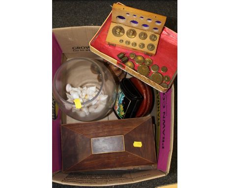 A BOX OF COLLECTABLES TO INCLUDE SMALL BRASS WEIGHTS, TEA CADDY A/F ETC. 