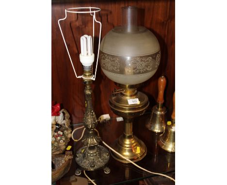 A VINTAGE BRASS OIL LAMP TOGETHER WITH A TABLE LAMP