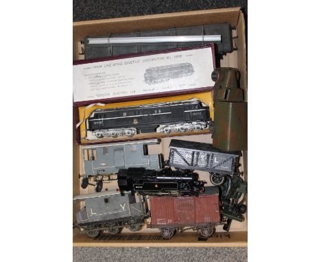 A TRAY OF MODEL RAILWAY ITEMS TO INCLUDE A BOXED KIRDON MAIN LINE ELECTRIC LOCOMOTIVE NO 1000, 84004 LOCOMOTIVE, CARRIAGES ET