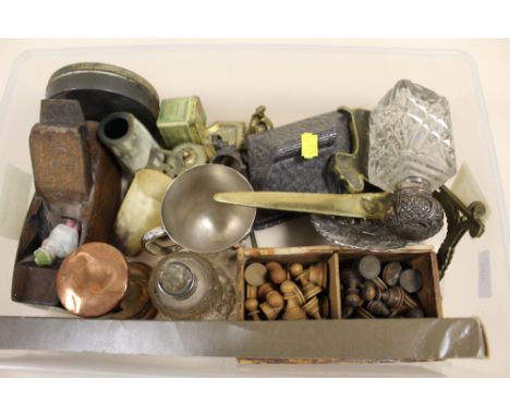 A BOX OF COLLECTABLES TO INCLUDE A SILVER TOPPED SCENT BOTTLE, CHESS PIECES ETC