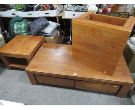 A MODERN LOW COFFEE TABLE WITH FOUR DRAWERS, H 37 cm, W 70 cm, L 140 cm AND TWO LAMP TABLES (3)