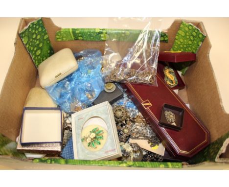 A BOX OF ASSORTED COSTUME JEWELLERY TO INCLUDE AN ANTIQUE COPPER WATCH CHAIN, BROOCHES ETC