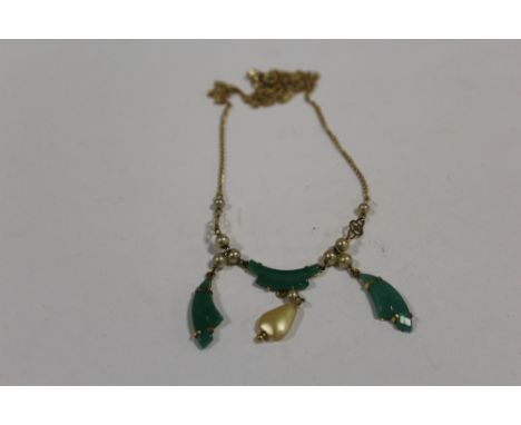 A 9CT GOLD SEED PEARL AND JADE TYPE NECKLACE 