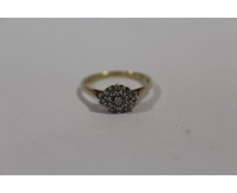 A 9 CARAT GOLD CLUSTER RING SIZE - Q APPROX WEIGHT - 2.3G 