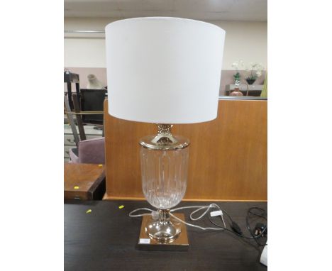 A LARGE MODERN TABLE LAMP &amp; SHADE, OVERALL H 79 cm