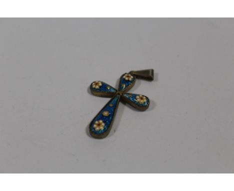 A WHITE METAL AND FLORAL ENAMEL CROSS PENDANT 