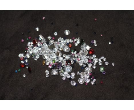 A BAG OF LOOSE MIXED STONES, including cubic zirconia, ruby, garnet, jade and sapphire 91.95ct