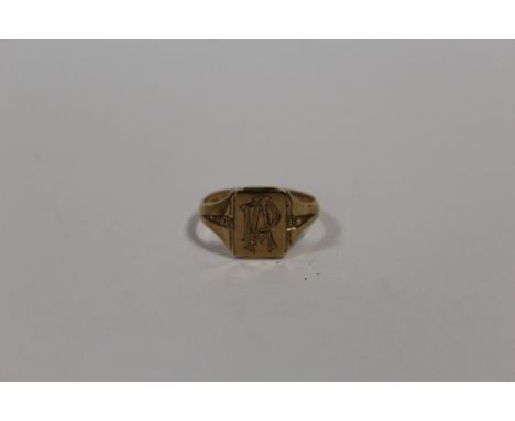 A HALLMARKED 9 CARAT GOLD SIGNET RING 