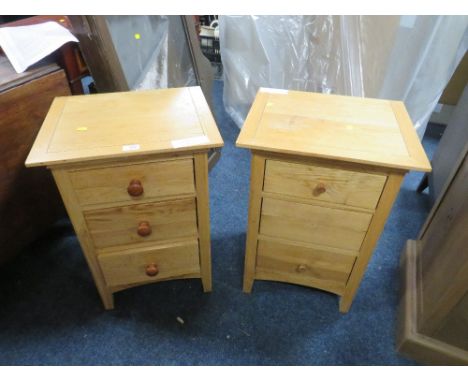 A PAIR OF MODERN LIGHT OAK BEDSIDE CHESTS WITH MIS-MATCHED KNOBS (2)