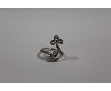 A 9 CARAT WHITE GOLD SPLIT BAND CLOVER SHAPED DRESS RING SIZE - N1/2 APPROX WEIGHT - 4.8G  