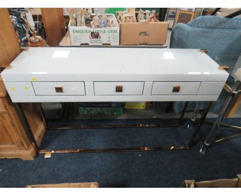 A MODERN WHITE / GLASS THREE DRAWER CONSOLE TABLE ON CHROMED BASE - CRACK TO MIDDLE DRAWER, H 82 cm, W 135 cm, D 40 cm