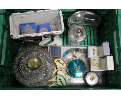 A TRAY OF COLLECTABLES AND COSTUME JEWELLERY TO INCLUDE A HALLMARKED SILVER TOPPED CONDIMENT JAR, INKWELL, COINS ETC