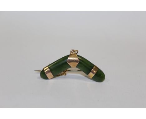 A 9CT ROSE GOLD MOUNTED JADE BROOCH IN THE FORM OF A BOOMERANG 