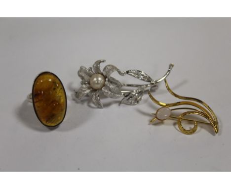 AN AMBER SET DRESS RING, TOGETHER WITH TWO BROOCHES 