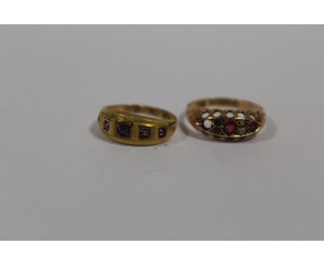 A 15CT GOLD FIVE STONE RING, TOGETHER WITH A 9CT ROSE GOLD EXAMPLE (BOTH A/F)