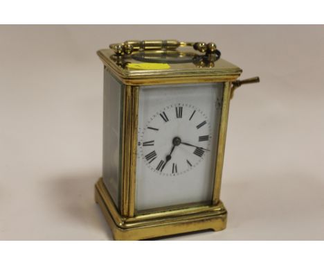 AN ANTIQUE FRENCH BRASS 8 DAY STRIKING MOVEMENT CARRIAGE CLOCK 