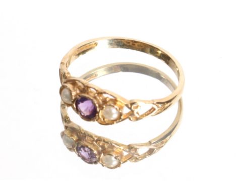 A 9ct gold ring set amethyst flanked by pearls, approximately 1.2gms, ring size O