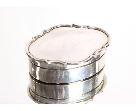 An Edwardian silver oval trinket box with hinged lid and shaped outline, plush lined interior, London 1907. 9cm long