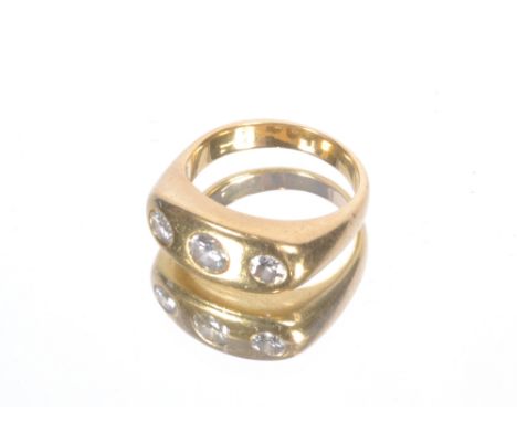 A heavy 18ct gold ring set approx. ½ct diamond flanked by two approx. ¼ct diamonds, approx. total weight 13gms, ring size R