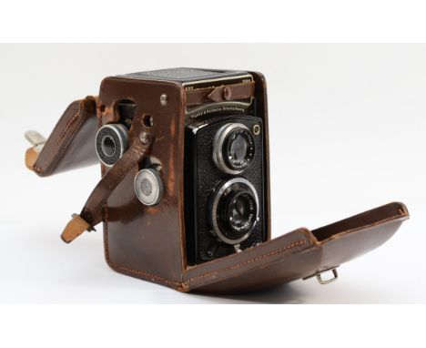 A Rolleicord TLR Camera, with Carl Zeiss Jena f/4.5 and Heidoscop-Anastigmat lenses and brown leather case.