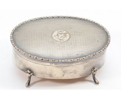 A silver oval trinket box, Birmingham 1921, with engine turned decoration, velvet lined, 10 x 7 x 4cm
