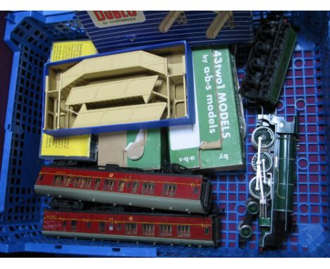 A Hornby "OO" Gauge/4mm Ref R154 SR Class N15 4-6-0 Steam Locomotive, (no tender) SR gloss green R/No 795, plus an A3 LNER te