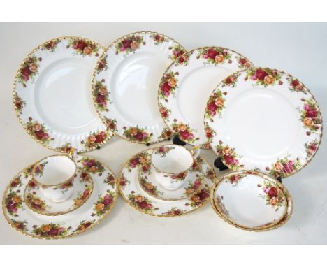 ROYAL ALBERT OLD COUNTRY ROSES PATTERN DINNER SERVICE
comprising 167 pieces, including meat plates, lidded tureen, side, star