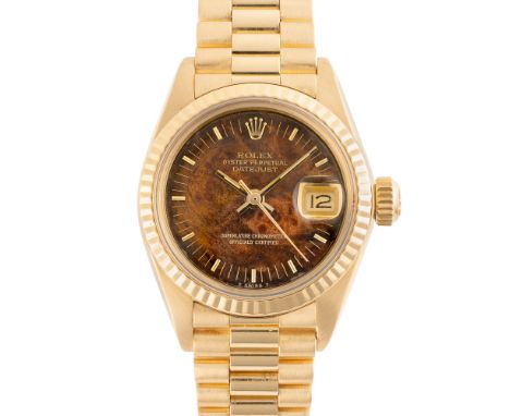 A LADY'S 18K SOLID GOLD ROLEX OYSTER PERPETUAL DATEJUST BRACELET WATCHCIRCA 1979, REF. 6917/8 WITH ORIGINAL BURL WOOD DIALMov