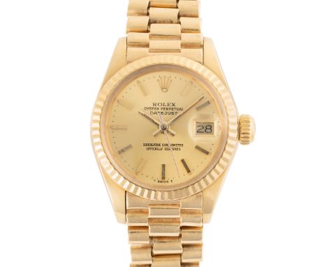 A LADY'S 18K SOLID GOLD ROLEX OYSTER PERPETUAL DATEJUST BRACELET WATCHCIRCA 1977, REF. 6917/8 WITH CHAMPAGNE DIALMovement: 28