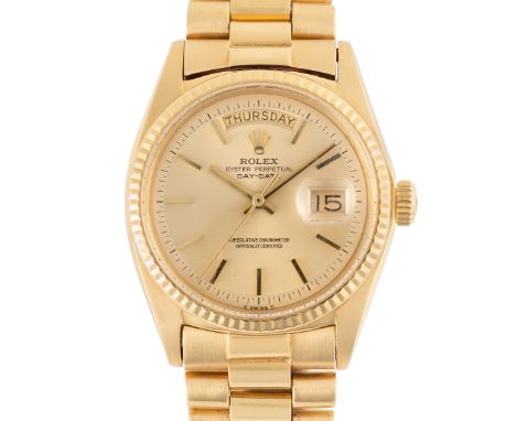 A GENTLEMAN'S SIZE 18K SOLID YELLOW GOLD ROLEX OYSTER PERPETUAL DAY DATE BRACELET WATCHCIRCA 1974, REF. 1803 WITH CHAMPAGNE N