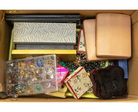 A collection of vintage costume jewellery to include a yellow metal mounted cameo brooch, early 20th century plated locket wi