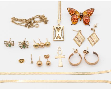 A collection of gold and yellow metal jewellery to include a 9ct gold heart playing card pendant and chain, pair of stone set