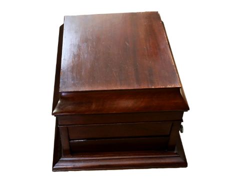 A 20th century mahogany cased table top Columbia Grafononla manual wind-up gramophone, 38cm wide