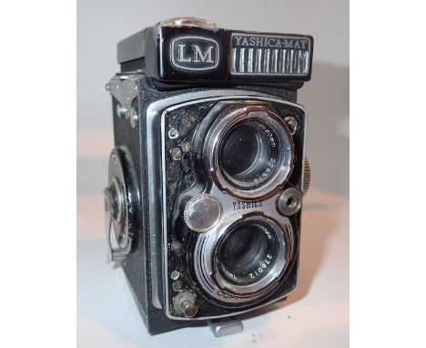 Yashica Mat LM camera lacking front plate 
