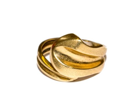 An 18 carat gold ring simulating a snake