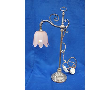 AN EDWARDIAN SILVER-PLATED ADJUSTABLE TABLE LAMP with later glass shade 58cm high (plating worn)