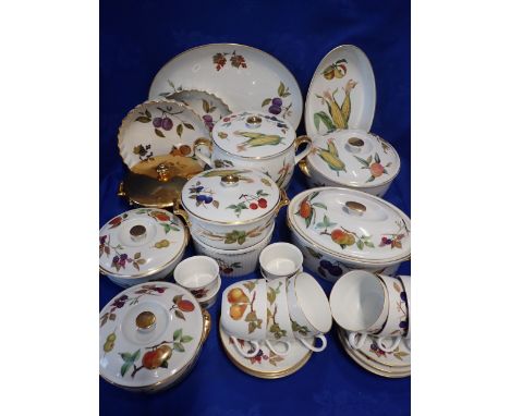 A COLLECTION OF ROYAL WORCESTER 'EVESHAM' DINNERWARE 