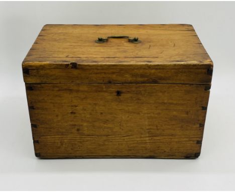 A small vintage pine storage trunk - height 26cm, width 39cm, depth 25cm
