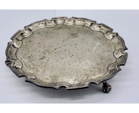 A small silver salver on tripod legs, weight 148.5g