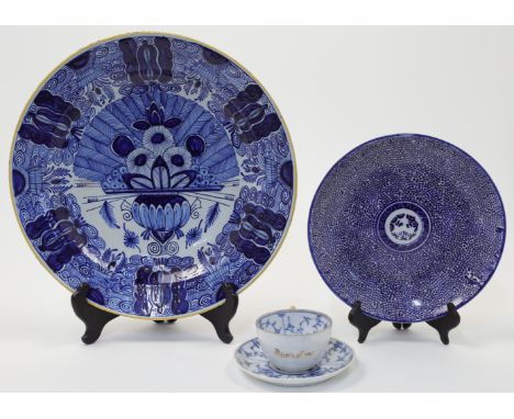 A Dutch De Klaauw Delftware faience 'Peacock' plate, 18th century, blue underglaze 'claw' mark, with yellow painted rim, 34.5