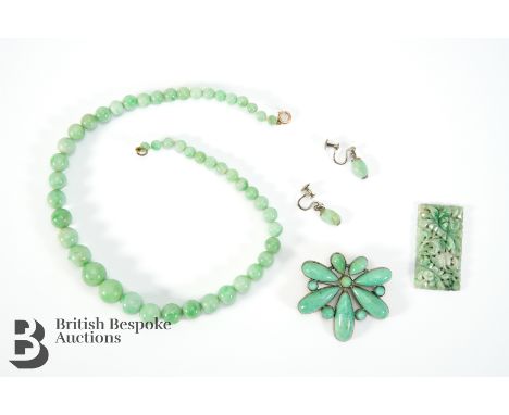 Chinese green graduated necklace, approx 39 cms in length together with an apple green jade counter. This lot includes a gree