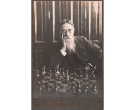 Foto. Burn, Amos. Schwarzweißes Foto mit einem Porträt von Amos Burn aus der Zeit um 1910. Größe 10,7 x 16,2 cm. (45) * Das F