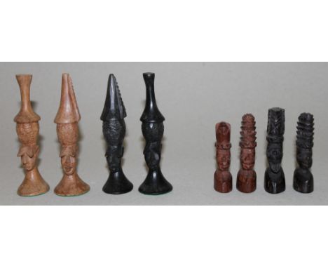 Afrika. Zwei Schachfigurensätze aus Holz im traditionellen afrikanischen Stil. Eine Partei jeweils in hellbrauner Färbung, di