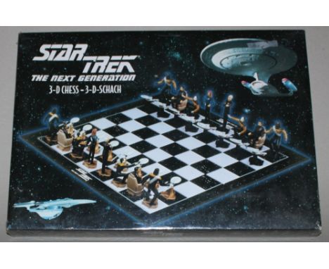 Europa. Deutschland. Star - Trek – The Next Generation 3-D Chess 3-D Schach. 32 Schachfiguren nach Personen der Serie, eine P
