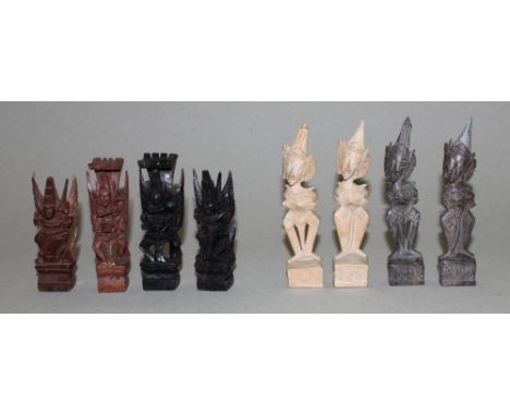 Asien. Indonesien - Bali. Zwei unterschiedliche handgeschnitzte "Ramayana" Schachspiele aus Holz. Eine Partei jeweils im dunk