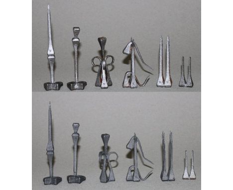 Europa. Deutschland. Modernes Schachspiel aus Metall. Abstrakte Schachfiguren von einem unbekannten Künstler. Die eine Partei