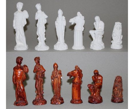 Europa. Schachspiel aus Kunststein mit unterschiedlichen mythologischen Figuren. Eine Partei in unterschiedlichen braunen Far