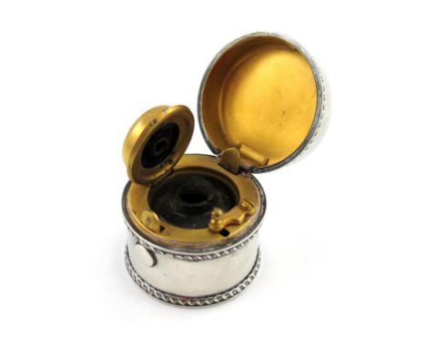 An Edwardian silver travelling inkwell, by Robert Pringle, Birmingham 1904, circular form, gadroon borders, hinged cover with