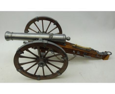 Cast metal and wood scale model of an American Civil War 12 pound Cannon,, L71cm and an ammunition wagon (2)  Condition Repor