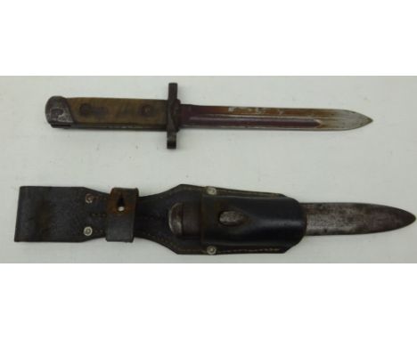 Italian WWll Carcona Bayonet, 17cm part fullered single edge red blade, wooden grip stamped L Franchi, N.30580, in steel scab